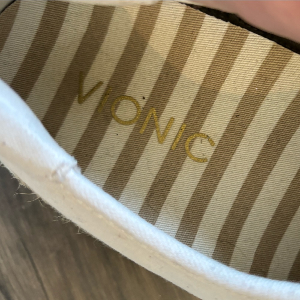 Vionic Sneakers. - Picture 2 of 3